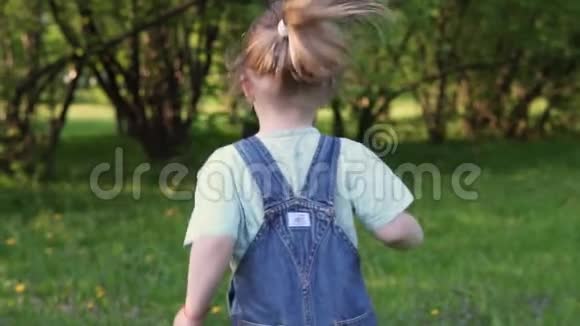 小女孩沿着草地跑向后看慢动作视频的预览图