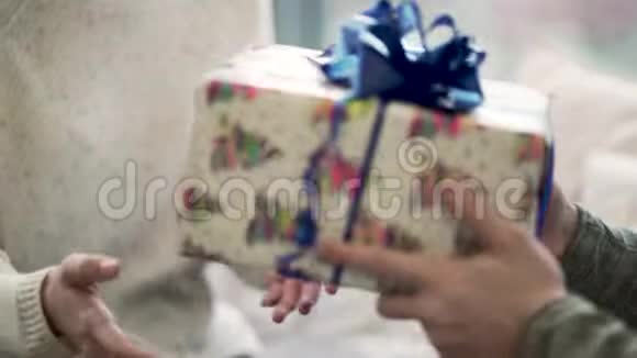 男人的特写把礼物送给女人特写男送给女朋友圣诞节或新年礼物喜庆的冬季视频的预览图