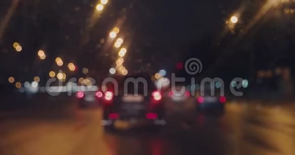 在雨中行驶在繁忙的立交桥上看着其他汽车的后灯视频的预览图