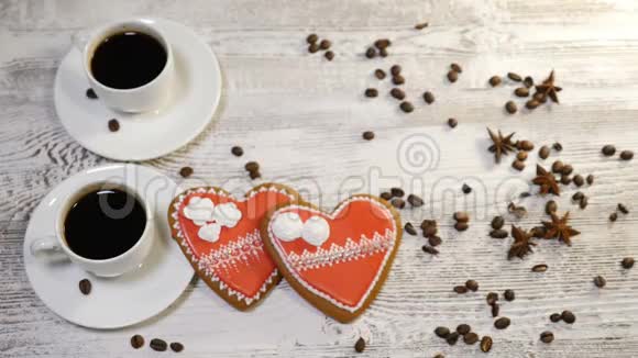 食品艺术心碎的概念2杯新鲜咖啡和2个心形姜饼饼干放在木制的视频的预览图