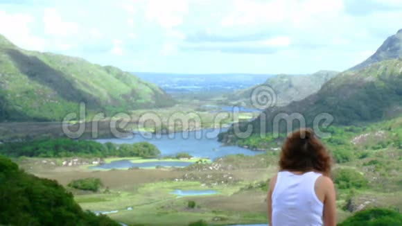 布鲁内特女士坐在山顶欣赏风景视频的预览图