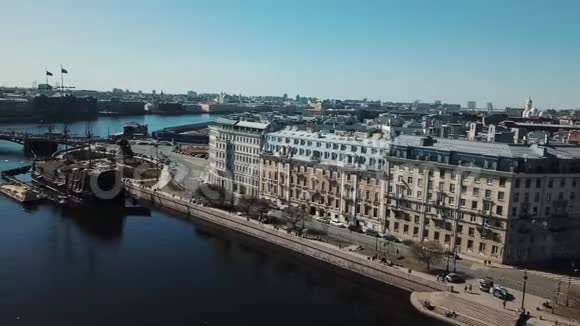 俄罗斯巡洋舰Aurora在圣彼德堡桥附近的蓝天上的鸟瞰库存录像彼得堡视频的预览图