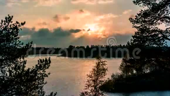 风景日落与湖和森林视频的预览图