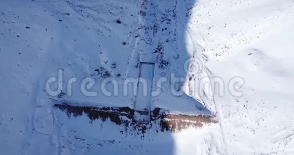 大坝上覆盖着雪用无人机从空中射击视频的预览图