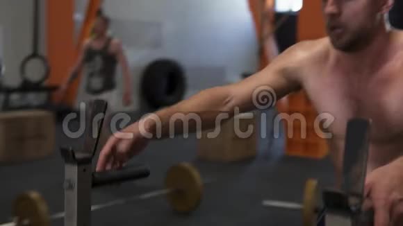 热汗健身男子在健身房做酒吧蘸水锻炼视频的预览图