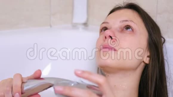 女人正在洗澡沮丧时用红眼睛哭泣视频的预览图
