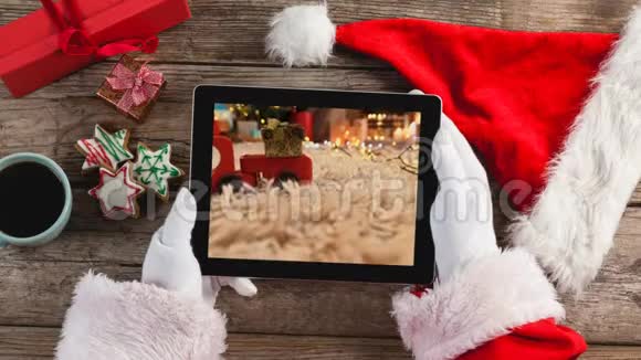 圣诞老人用平板电脑和圣诞家视频的预览图