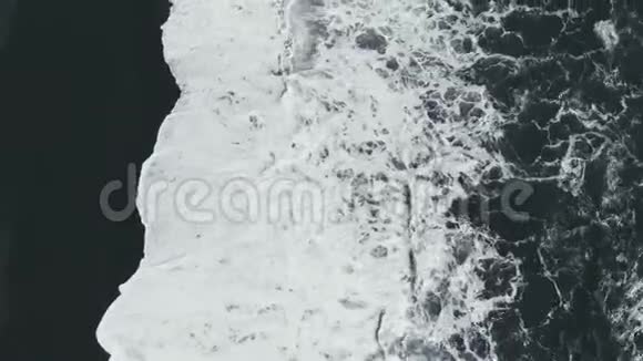 冰岛维克黑沙滩海浪冲击的空中镜头视频的预览图