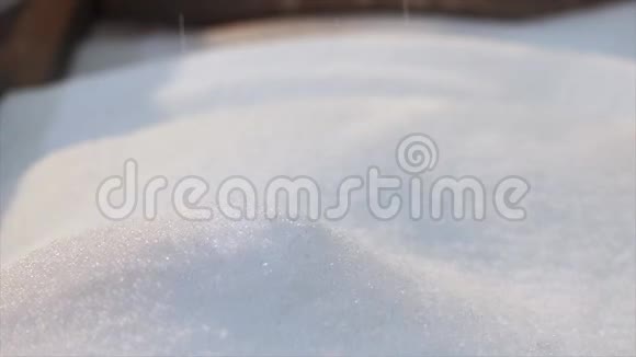聚丙烯颗粒特写慢镜头聚丙烯掉落塑料颗粒缓慢下落视频的预览图