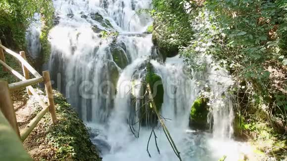 伊布德斯镇旁边的拉帕拉德拉瀑布视频的预览图
