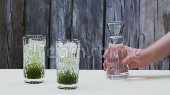 用浓缩绿茶糖浆和苏打水制作绿茶苏打水视频的预览图