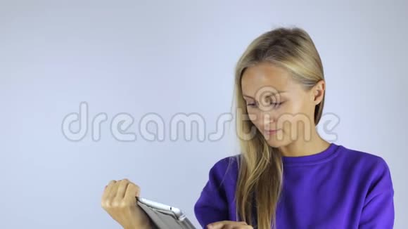 她在用平板电脑工作视频的预览图