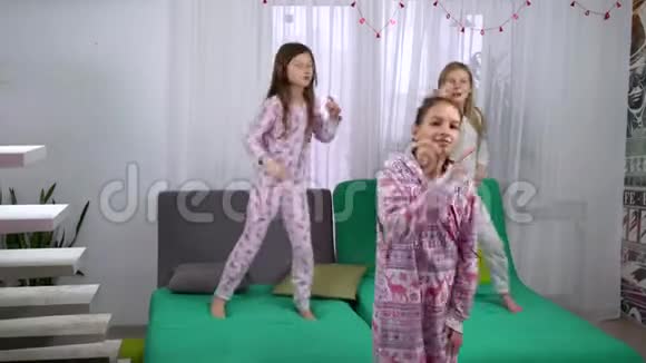 三个穿睡衣的可爱女孩在家跳舞视频的预览图