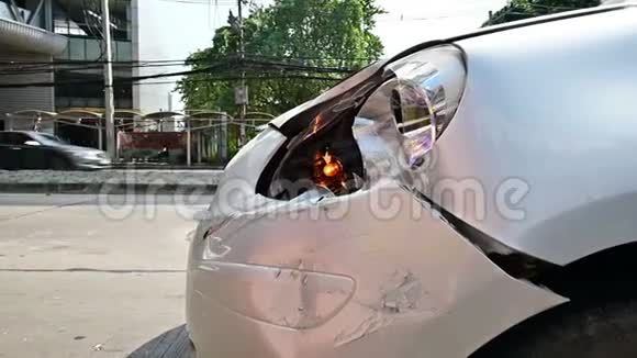 4K型汽车因意外事故导致前保险杠擦伤并有闪烁的应急灯视频的预览图