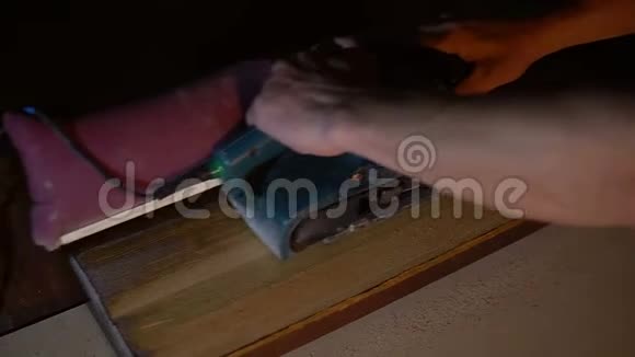 师傅用砂纸打磨木制部分视频的预览图