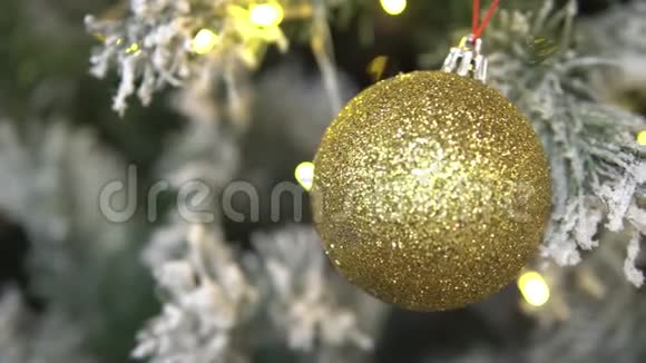圣诞树上的圣诞球视频的预览图