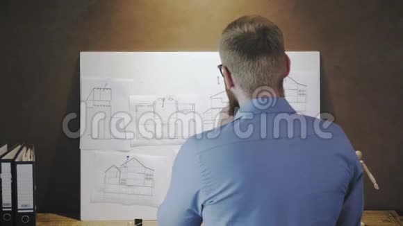 男性建筑师思考设计白板视频的预览图