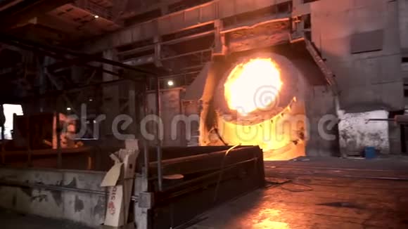 冶金厂无芯炉熔铁库存录像装满钢水的大缸重工业视频的预览图