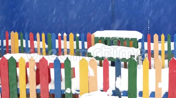 儿童游乐场冬季大雪视频的预览图