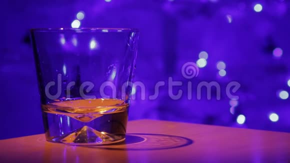 威士忌倒在玻璃杯里视频的预览图