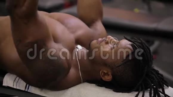非裔美国人在健身房用哑铃抽肌肉视频的预览图