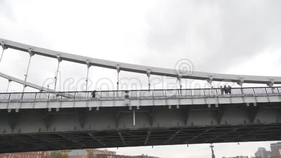 莫斯科河上的克里姆斯基桥俄罗斯三色在船上发展沿着莫斯科河走下面有通道视频的预览图
