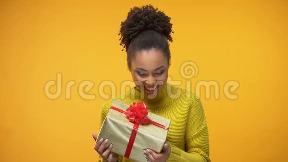 黑色女士拿着礼物带着生日礼物惊喜黄色背景视频的预览图