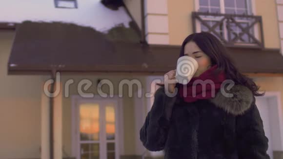 美丽的黑发女人在街上喝咖啡视频的预览图