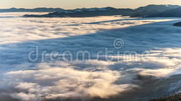 浓雾滚滚穿过喀尔巴阡山冬季景观视频的预览图
