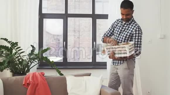 印度男人在家洗衣服视频的预览图