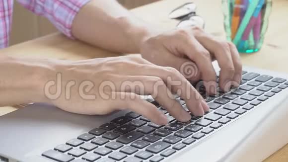 粉红斯科特衬衫商人在家庭办公室打字笔记本电脑网络变焦工作与交流视频的预览图