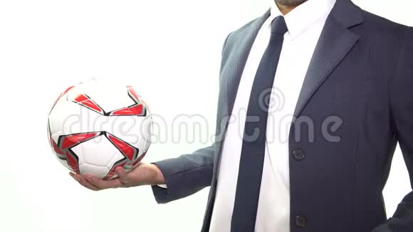 3商人用右手掷球足球经理概念广角视频的预览图