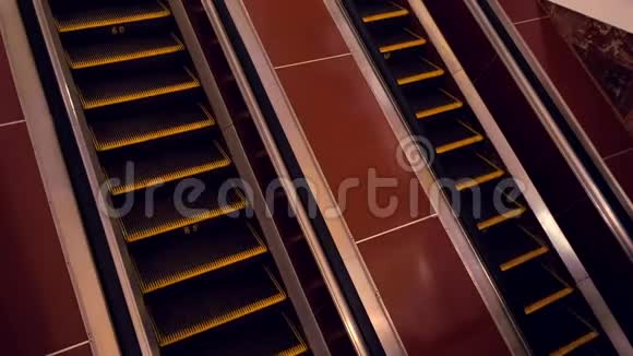 在地铁里移动自动扶梯视频的预览图