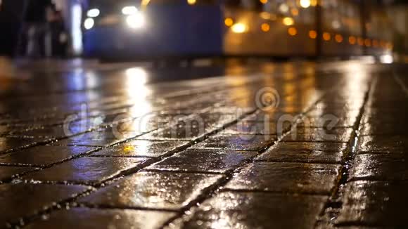 雨街电车人视频的预览图