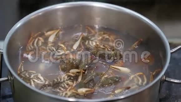 在平底锅里煮的小龙虾视频的预览图