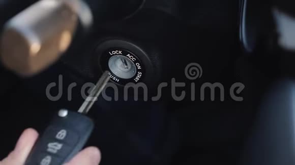 车内的人手里拿着点火钥匙发动汽车引擎视频的预览图