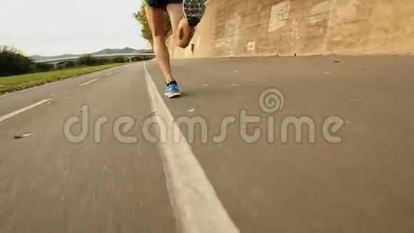 跑步者的脚视频的预览图
