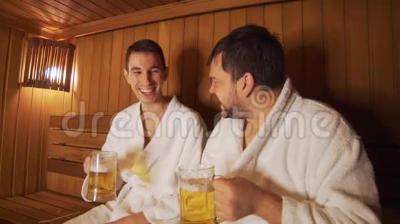 男人在洗澡桑拿喝啤酒时放松视频的预览图