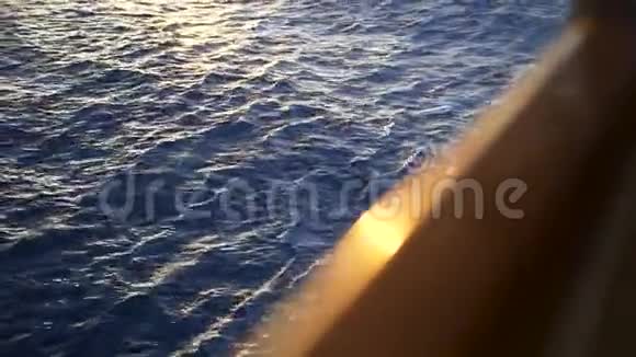 美丽的深蓝色海水和模糊的游艇边缘库存在海面上荡漾着阳光视频的预览图
