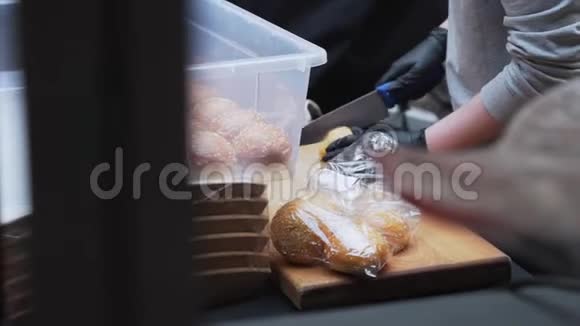 从技术上讲有人把芝麻面包切成两半放在木板上视频的预览图