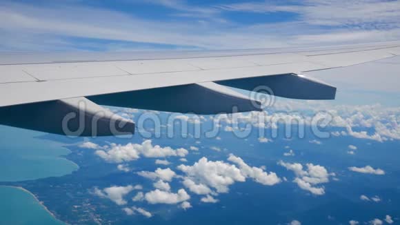 在飞机和热带海洋海岸的飞行中视频的预览图
