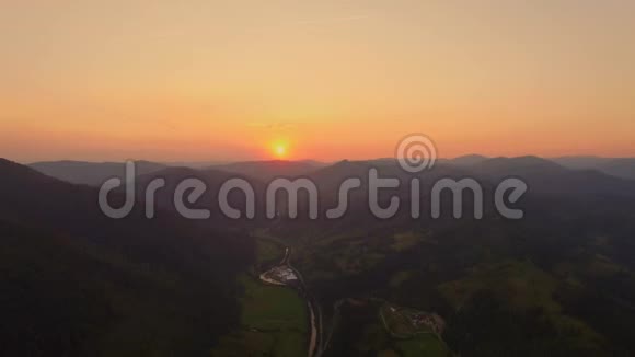 在薄雾笼罩的夕阳下进行空中飞行视频的预览图