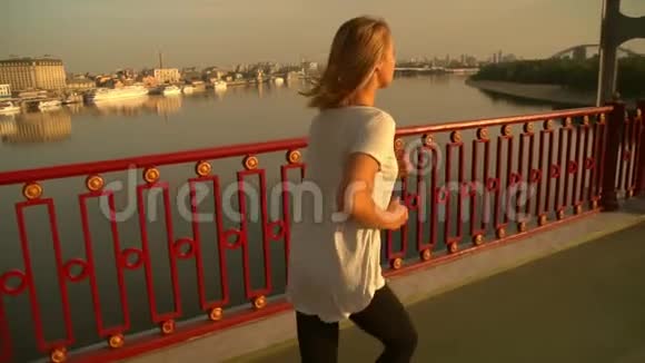 女人与城市风景背道而驰视频的预览图