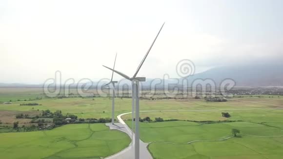 绿野空中景观风力发电机无人机观测风能站替代自然资源和生态视频的预览图