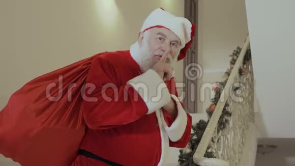 圣诞老人偷偷溜进楼梯上的房子视频的预览图