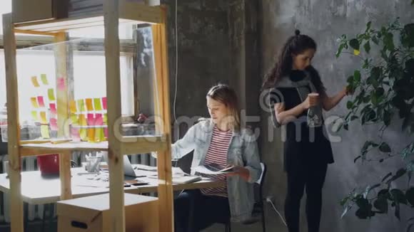 女性朋友和商业伙伴在现代办公室合作金发女郎坐在桌子旁收集视频的预览图