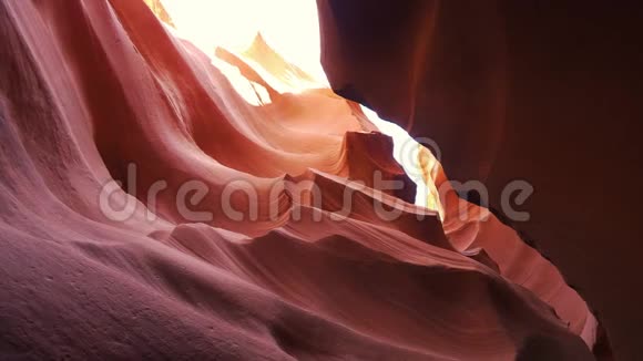 下羚羊峡谷一段令人叹为观止的旅程视频的预览图