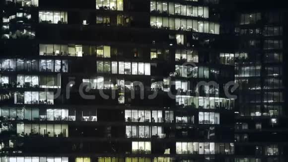 俯视市中心摩天大楼立面的实时特写镜头视频的预览图