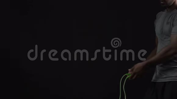 体育教练展示跳绳技术高强度燃烧脂肪视频的预览图