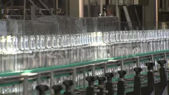 酒精工厂玻璃瓶沿着传送带连续移动视频的预览图